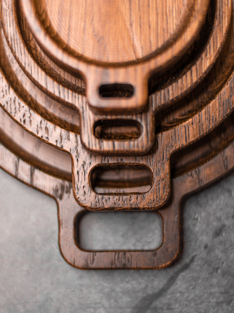 Тарелка из дуба с ручками угольная, 17 см