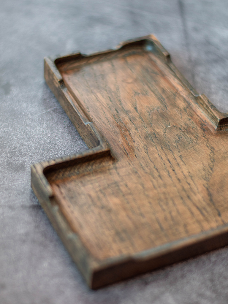 Поднос из дуба для десертов Т-образный угольный