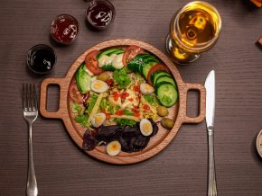 Тарелка светлая из дуба с ручками, 28 см