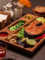 Доска для подачи с 3 отделениями под соусы, светлый дуб